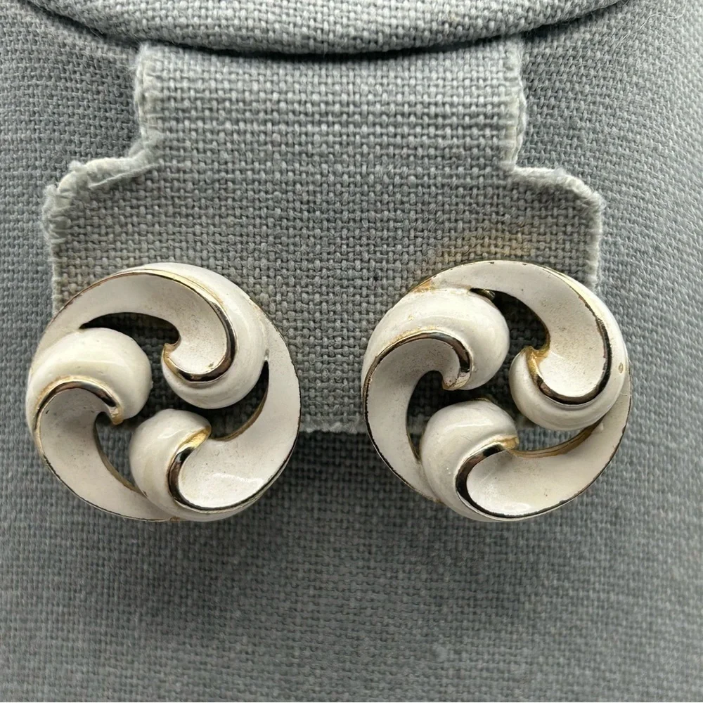 Vintage Trifari White Swirl Cream Clip On Earrings Gold Tone Filigree Statement